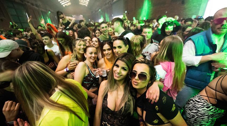 Temas ettiler, maske takmadılar! İngiltere'de 3 bin genç eğlence mekanına akın etti 