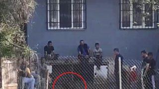 Evin bahçesinde horoz dövüşü düzenleyen gençler kamerada