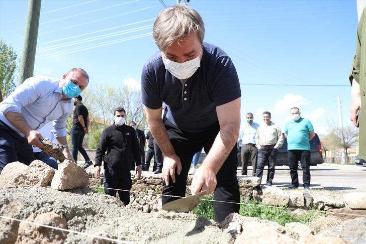 Aksaray Valisi Aydoğdu, 1 Mayıs Emek ve Dayanışma Günü'nde duvar işçilerine yardım etti G1