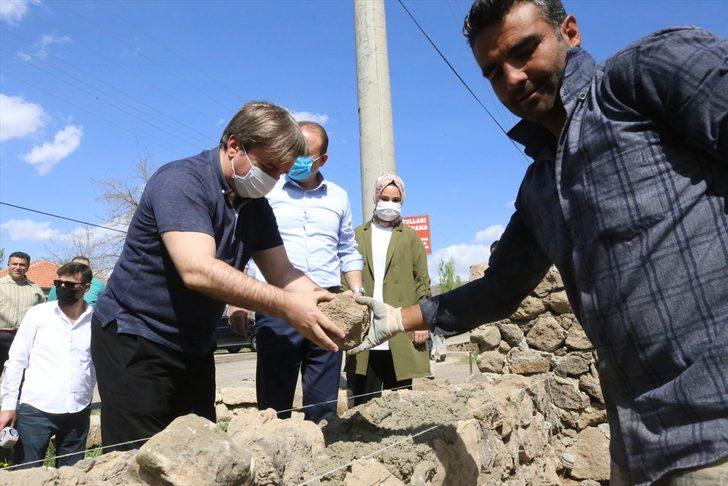 Aksaray Valisi Aydoğdu, 1 Mayıs Emek ve Dayanışma Günü'nde duvar işçilerine yardım etti G2
