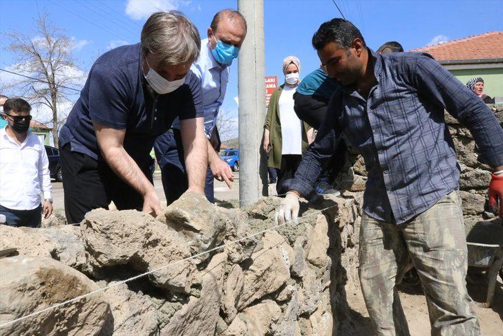 Aksaray Valisi Aydoğdu, 1 Mayıs Emek ve Dayanışma Günü'nde duvar işçilerine yardım etti G3