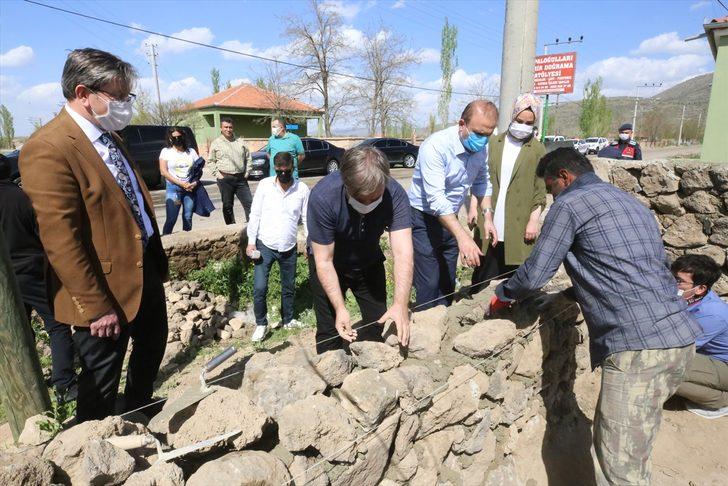 Aksaray Valisi Aydoğdu, 1 Mayıs Emek ve Dayanışma Günü'nde duvar işçilerine yardım etti G4