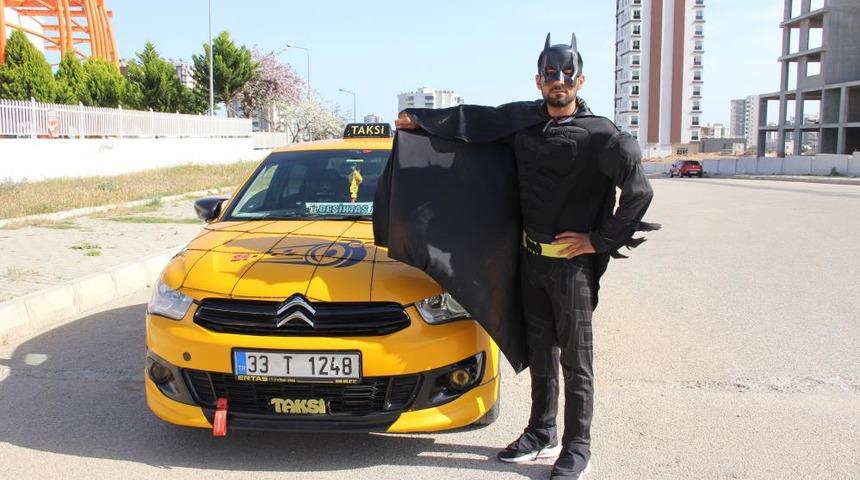 Mersin'de taksiciden şaşırtan uygulama! Müşterilerini Batman kostümüyle karşılıyor
