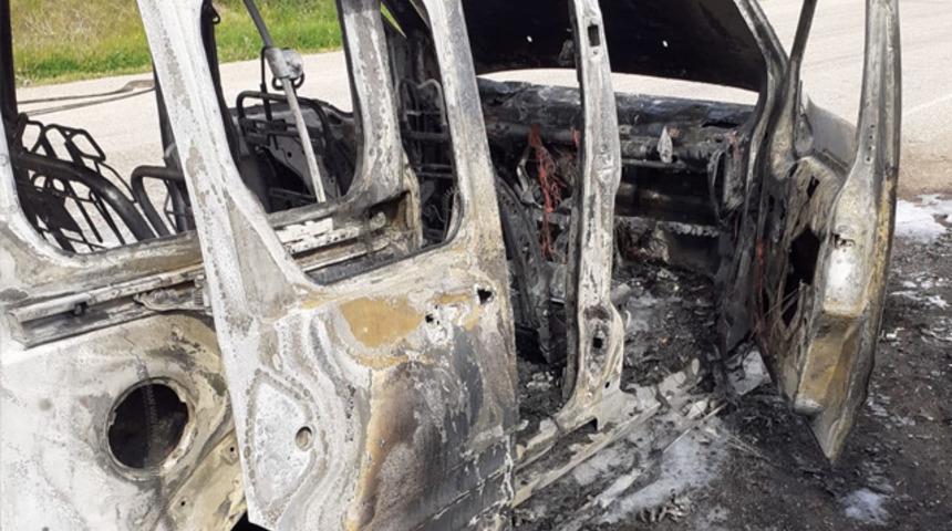 Ölümden döndüler! Filyasyon ekibini taşıyan araç alev topuna döndü