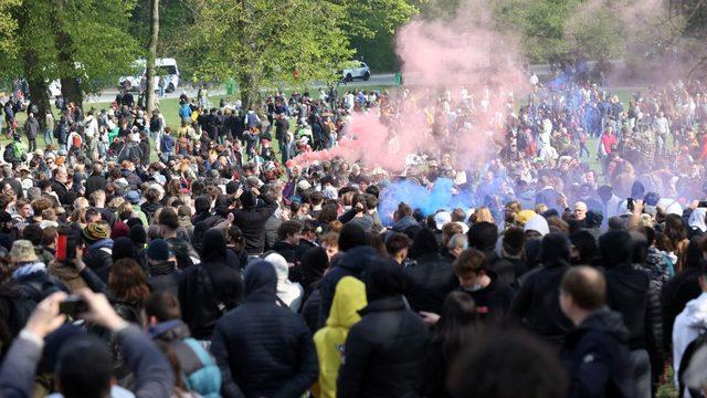Bel&ccedil;ika da koronavir&uuml;s &ouml;nlemlerine karşı izinsiz parti yapan topluluk polisle &ccedil;atıştı 3