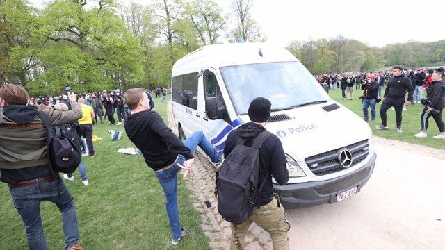 Bel&ccedil;ika da koronavir&uuml;s &ouml;nlemlerine karşı izinsiz parti yapan topluluk polisle &ccedil;atıştı 1
