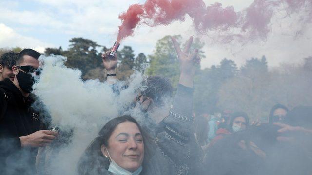 Bel&ccedil;ika da koronavir&uuml;s &ouml;nlemlerine karşı izinsiz parti yapan topluluk polisle &ccedil;atıştı 2