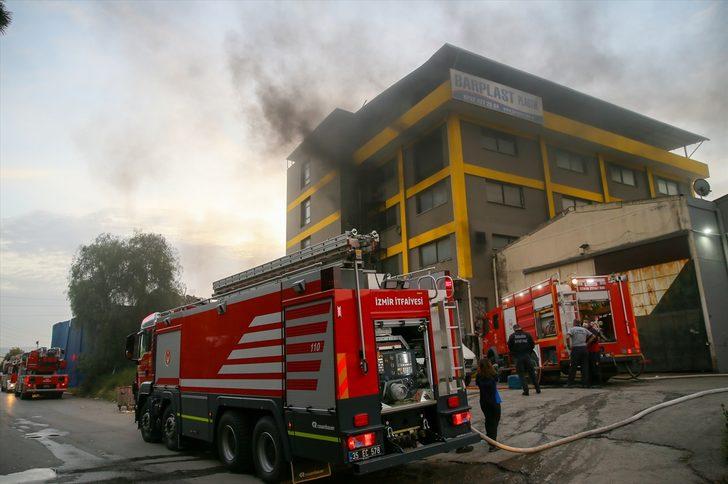 İzmir'de plastik fabrikasında çıkan yangın söndürüldü G1