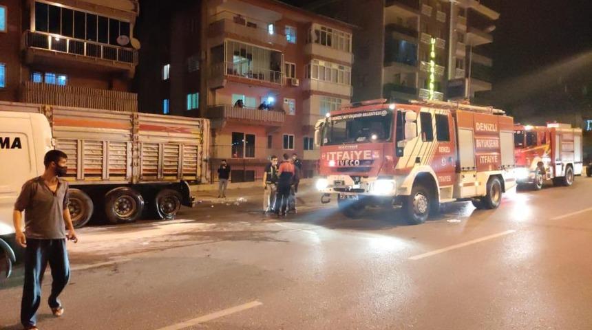 TIR'ın lastiği bomba gibi patladı! Vatandaşlar balkonlara döküldü