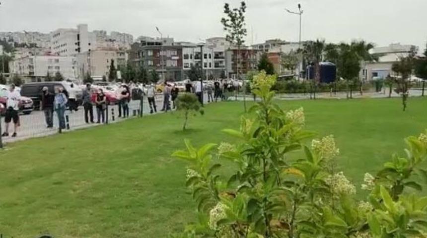 İzmir'de aşı randevusu uzun kuyruklar oluşturdu