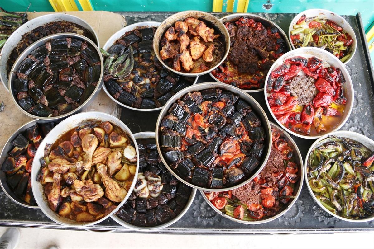 RAHMET VE BEREKET AYI RAMAZAN - Şanlıurfa'nın taş fırınlarında pişen lezzetleri ramazan sofralarını s&uuml;sl&uuml;yor