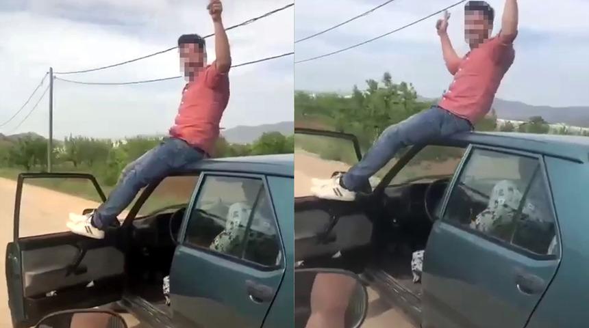 Sürücü koltuğunu bıraktı, otomobilin kapısına çıkıp tavanına oturdu!