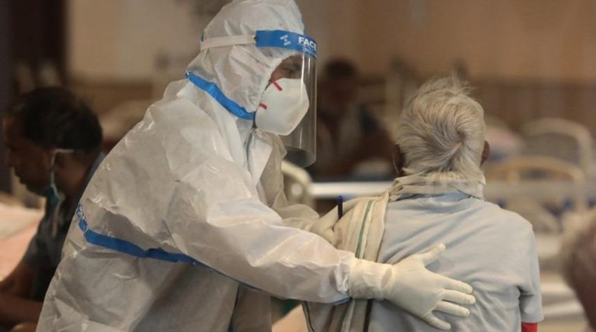 Hindistan'da Covid-19 &ouml;l&uuml;mlerinde rekor kırıldı