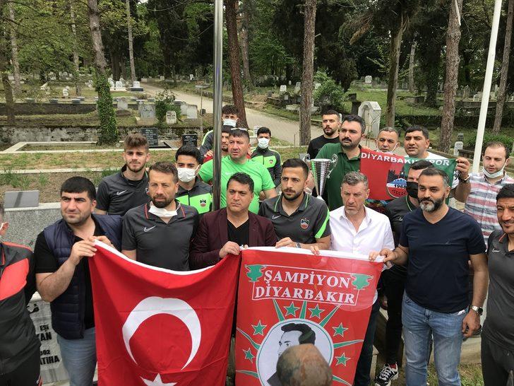 Diyarbekirsporlu futbolcular, şampiyonluk kupasıyla şehit emniyet müdürü Gaffar Okkan'ın kabrini ziyaret etti G1