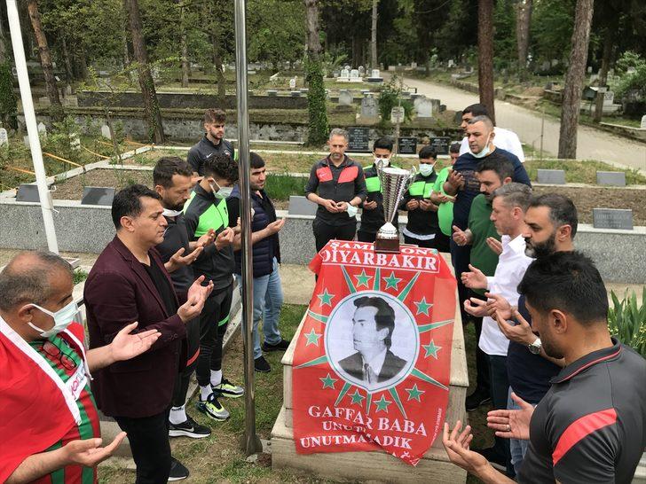 Diyarbekirsporlu futbolcular, şampiyonluk kupasıyla şehit emniyet müdürü Gaffar Okkan'ın kabrini ziyaret etti G2