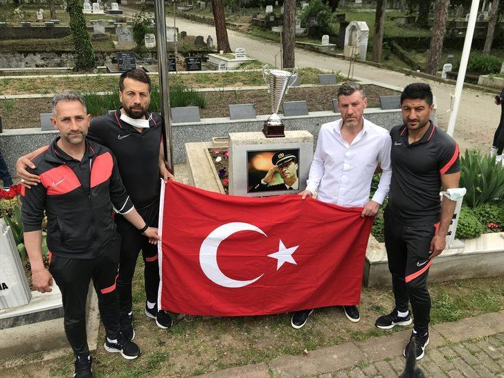 Diyarbekirsporlu futbolcular, şampiyonluk kupasıyla şehit emniyet müdürü Gaffar Okkan'ın kabrini ziyaret etti G3