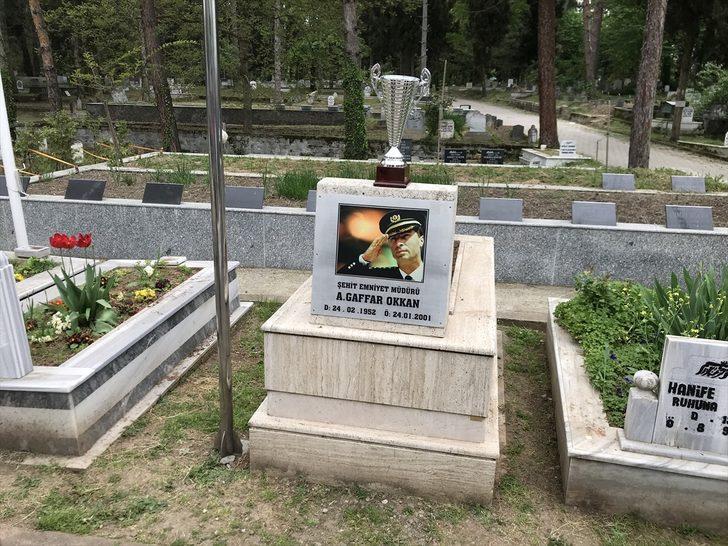 Diyarbekirsporlu futbolcular, şampiyonluk kupasıyla şehit emniyet müdürü Gaffar Okkan'ın kabrini ziyaret etti G4