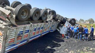 Adana'da devrilen kömür yüklü kamyonun sürücüsü hayatını kaybetti