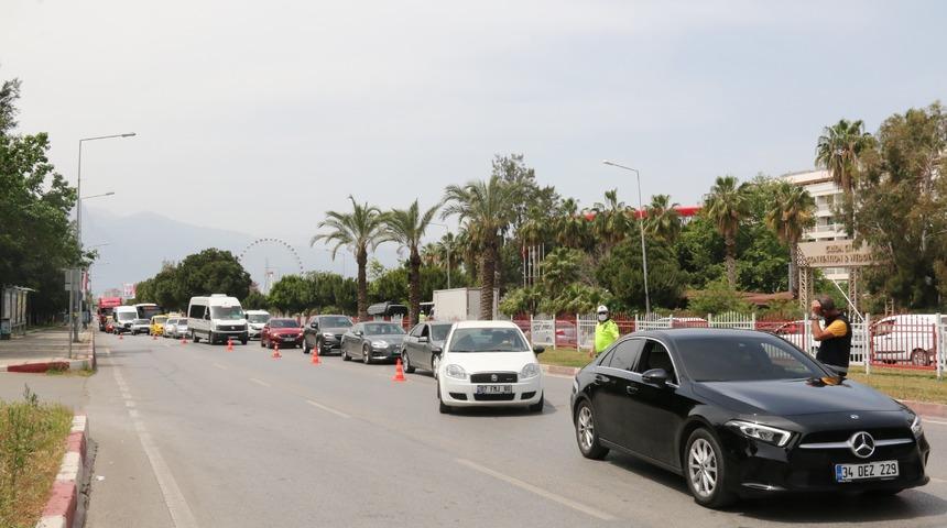 Antalya'da yasağa rağmen araç kuyruğu azalmadı
