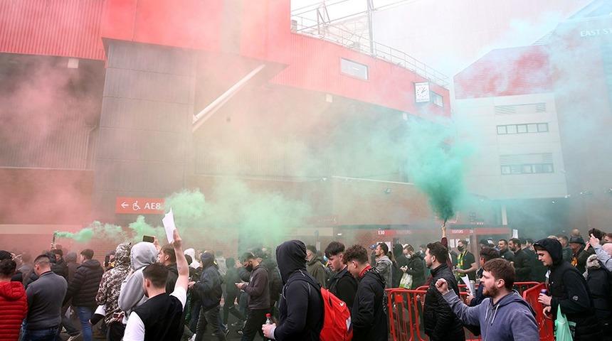 Manchester United taraftarı, Liverpool maçı öncesi stadı bastı! Glazer protestosu…