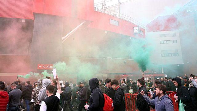 Manchester United taraftarı, Liverpool maçı öncesi stadı bastı! Glazer protestosu…
