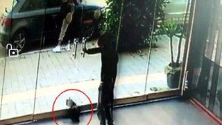 Vahşetin böylesi: Bayıltana kadar dövüp kapıya sıkıştırmışlar!