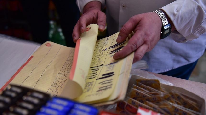 Tuzla’da ihtiyaç sahibi ailelerin bakkal borçları iş adamları tarafından ödendi