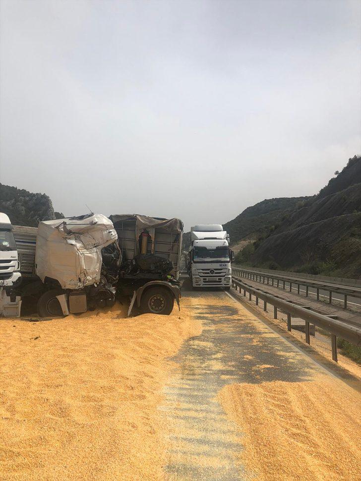 Bilecik'te tır, emniyet şeridinde bekleyen tıra çarptı: 2 yaralı G1