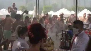 Antalya'da, otelde hınca hınç 'korona' partisi