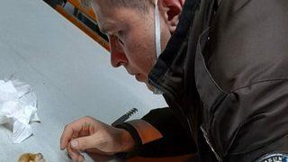 Samsun'da kalbi duran kedi yavrusunu suni teneffüs yapan mahalle bekçisi kurtardı