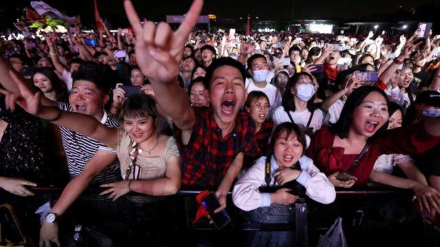 Covid-19’un sıfır noktasında binlerce kişi ile müzik festivali