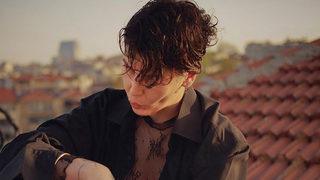 Senem Kuyucuoğlu evinin çatısında güneşlendi!