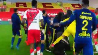 10 kişi Lyon, Monaco'yu devirdi! Maç sonunda çıkan olaylar çıktı