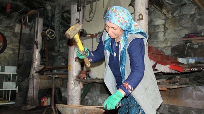 10 yıldır aralıksız yapıyor! İşçiliğiyle demirci ustalarına taş çıkartıyor