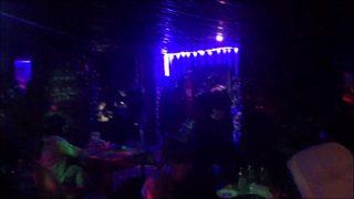 Polis koçbaşıyla kapıyı kırarak içeri girdi! Neye uğradıklarını şaşırdılar