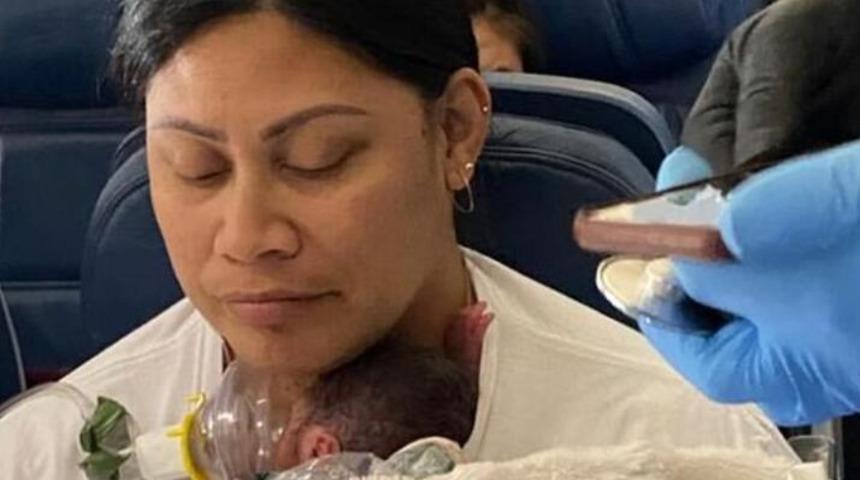 Hamile olduğundan habersiz kadın u&ccedil;akta doğum yaptı