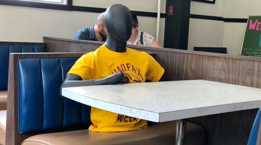 Restorandaki mankenleri gerçek zannedip ihbar ettiler!