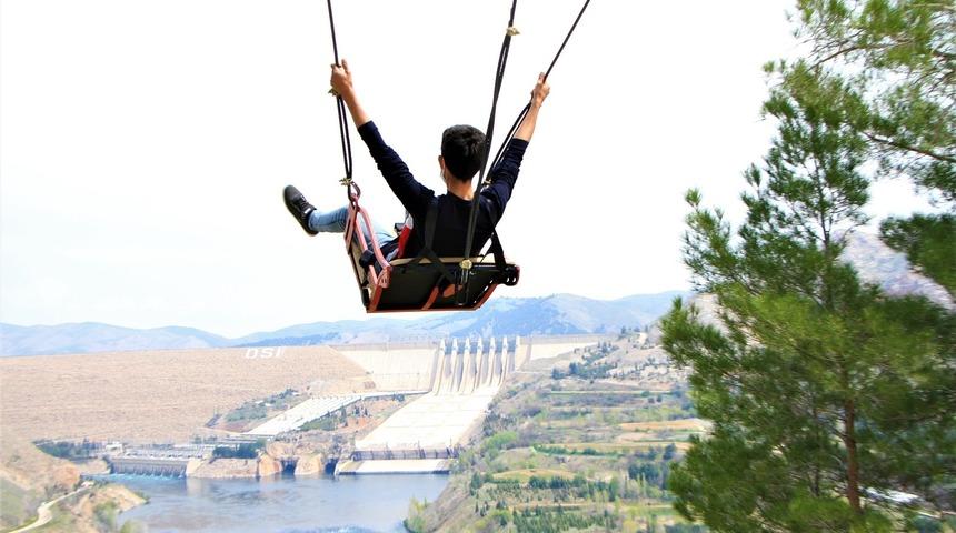 Elazığ’daki Keban Baraj Gölü’ne kurulan dev salıncak hem korku hem de keyif verdi