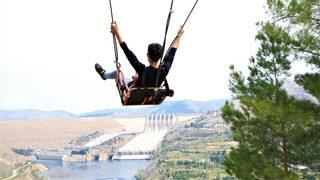 Elazığ’daki Keban Baraj Gölü’ne kurulan dev salıncak hem korku hem de keyif verdi
