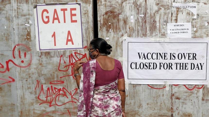 Hindistan'da Covid salgını: D&uuml;nyanın en b&uuml;y&uuml;k aşı &uuml;reticisine g&ouml;re &uuml;lkedeki aşı sıkıntısının nedeni h&uuml;k&uuml;metin izlediği yanlış politikalar