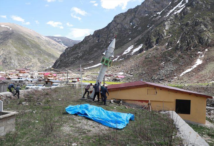 Rize'de çığdan zarar görmemesi için kışın yatırılan minare yeniden kaldırıldı G1