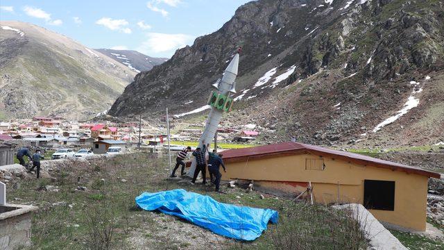 Rize’deki mevsimlik minare bahar gelince yeniden ayağa kaldırıldı