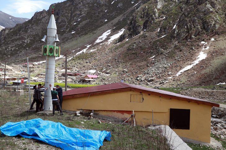 Rize'de çığdan zarar görmemesi için kışın yatırılan minare yeniden kaldırıldı G2