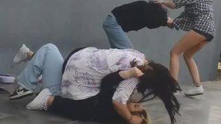 Görüntüleri olay olmuştu! Fenomen olmak için hemcinslerini döven 2 kızın ifadesi alındı