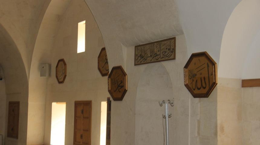 Kilis’in tarihi camileri orijinal hat yazılarıyla bezendi