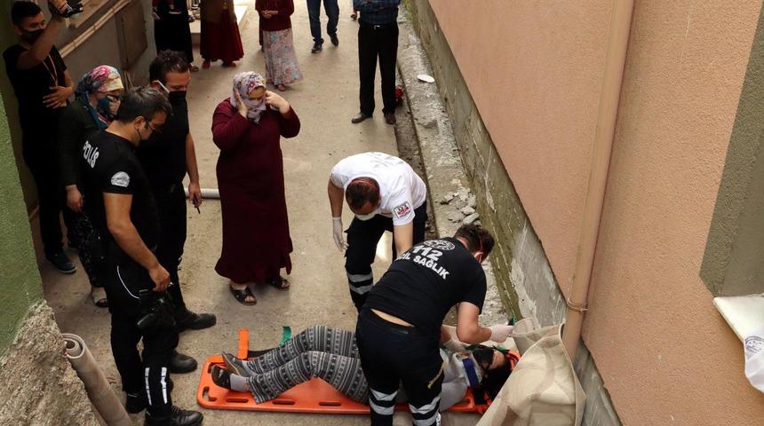 Balkondaki halı üzerine düştü, baygınlık geçirdi!