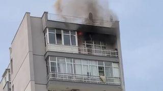 Evi yanarken dışarıyı izliyordu, komşuları uyarınca fark etti