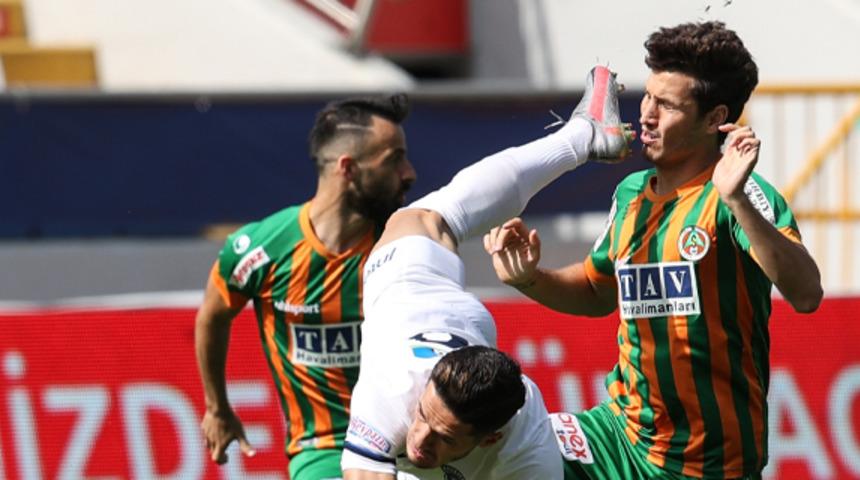 Salih U&ccedil;an, elmacık kemiğinin kırılması ş&uuml;phesiyle hastaneye kaldırıldı