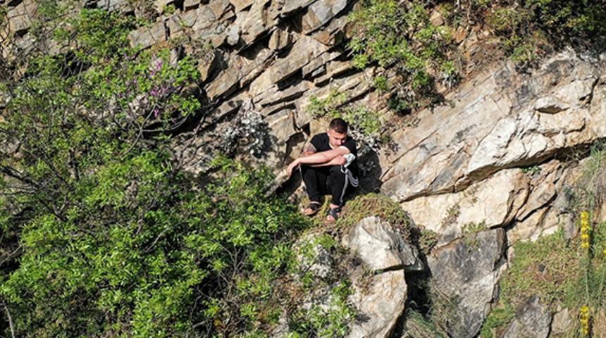 Polisten kaçmak için tırmandığı kayalıkta mahsur kaldı