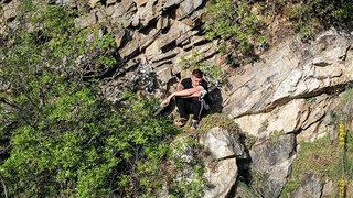 Polisten kaçmak için tırmandığı kayalıkta mahsur kaldı